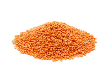 Kırmızı mercimek yığını beyaz arka planda izole edilmemiş.?