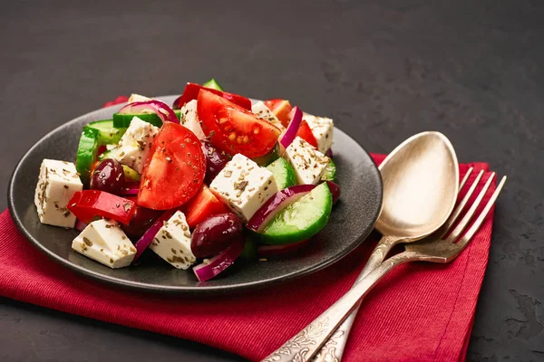 Klassieke Griekse Salade Een Bord Close Een Donkere Achtergrond — Stockfoto