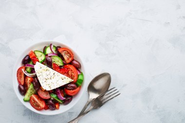 Fotokopi alanı olan bir kâse üst görünümünde klasik Yunan salatası.