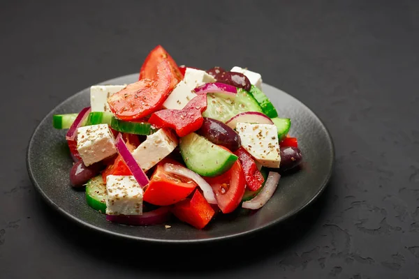 Close Van Een Bord Klassieke Griekse Salade — Stockfoto