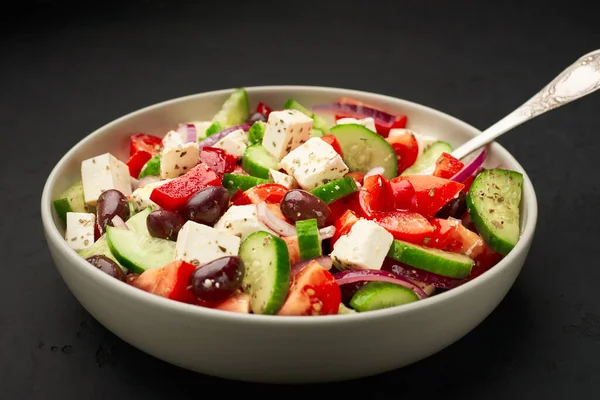 Een Grote Kom Klassieke Griekse Salade Donkere Achtergrond — Stockfoto