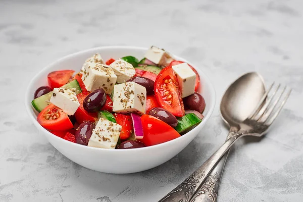 Een Kom Klassieke Griekse Salade Met Bestek Een Tafel — Stockfoto