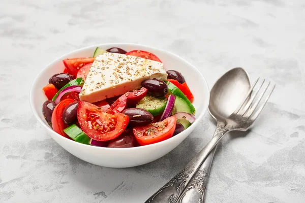 Een Kom Klassieke Griekse Salade Met Een Stuk Feta Kaas — Stockfoto