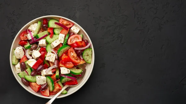 Een Grote Kom Klassieke Griekse Salade Bovenaanzicht Met Kopieerruimte — Stockfoto