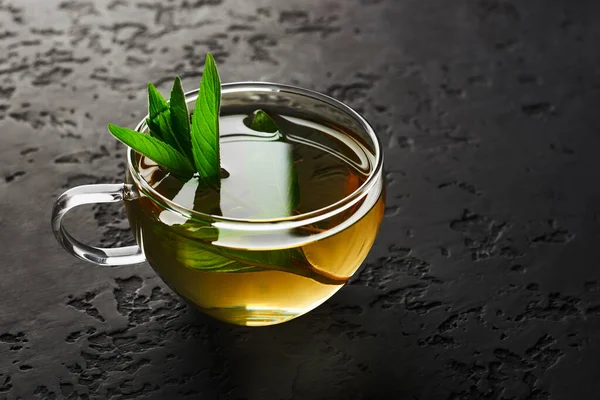 Gros Plan Tasse Thé Verre Avec Des Feuilles Menthe Sur — Photo