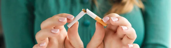 Chica Rompe Cigarrillo Como Concepto Adicción Tabaco Bandera Panorámica — Foto de Stock