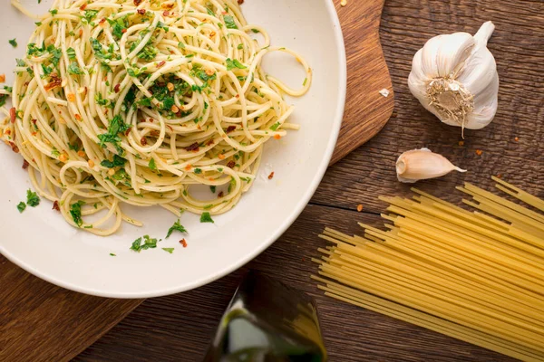 Klasik İtalyan spagettisi aglio olio ile en iyi tabak manzarası.