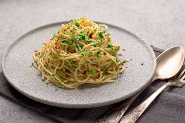 Geleneksel İtalyan spagetti agliosuyla servis edilmiş yakın çekim tabağı.