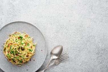 Üst tabakta geleneksel İtalyan spagetti aglio olio ve fotokopi alanı var.