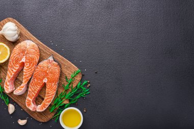 Üst görünüm, baharatlı, metin için boş alanı olan som balığı bifteği.