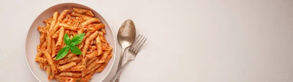 Placa Cerca Con Pasta Penne All Arrabbiata Cocida Con Banner — Foto de Stock