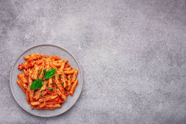 Üst tabakta Penne All 'arrabbiata makarna var. Fotokopi alanı olan geleneksel bir İtalyan tarifine göre pişirilmiş.