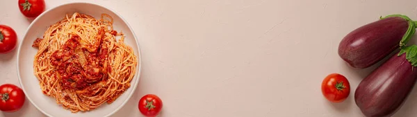 Верхняя Панель Обзора Eggplant Pasta Calabrese Копировальным Космическим Баннером — стоковое фото