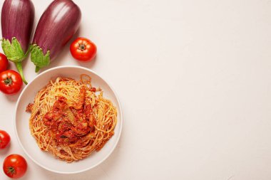 Üst görünüm plakası EGPLANT PASTA Kopya alanı olan bir Calabrese gibi