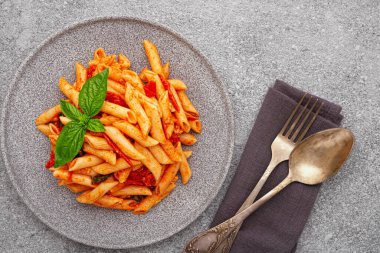 Üst manzara yakın tabak kiraz domates pastası İtalyan pastası gibi.