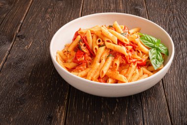 Vişneli Domates Pastası 'nı ahşap arka plandaki bir İtalyan gibi kapat.