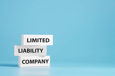 Beyaz blok tabelasında açık mavi zemin üzerine kurulmuş Sınırlı Sorumluluk Şirketi yazıyor. Ticari fikirleri ya da markalaştırma unsurlarını taşımak için mükemmel..