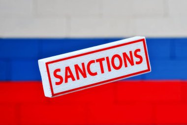 Yaptırımların okunması, Rus bayrağının kırmızı ve mavi çizgileriyle çelişiyor..