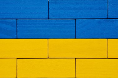 Renkli bloklar yaratıcı bir gösteride Ukrayna bayrağının mavi ve sarı çizgilerini gösteriyor.