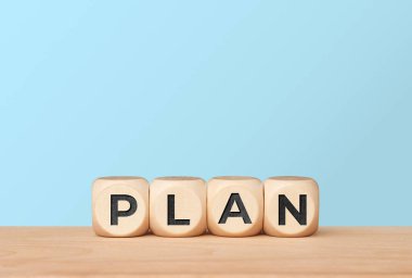 Açık mavi arkaplanda harf küpleri olan strateji kavramı