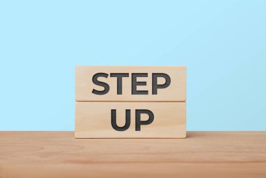 Büyümek için Açık Mavi Arkaplan ve Ahşap Bloklar Konsepti