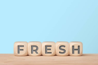 Taze fikirler ve yenilik kavramı mavi arka planda yeni sözlerle