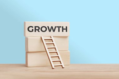 Tahta blok kulesi ve merdiven ile büyüme kavramı