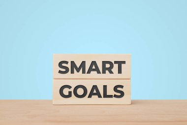 Açık Mavi Arkaplan üzerinde tahta bloklar ile Akıllı Hedefler Kavramı Büyüme için