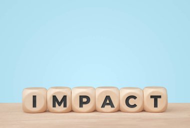 Toplumsal ve ticari etki kavramı için mavi arkaplan üzerindeki ahşap küplere vurgu kelimesi