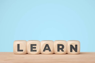 Mavi arkaplanda kelime etiketi olan öğrenme ve kişisel büyüme kavramı