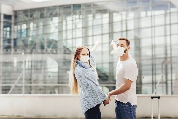 Homem Mulher Felizes Máscaras Protetoras Após Quarentena Coronavírus Mãos Dadas — Fotografia de Stock