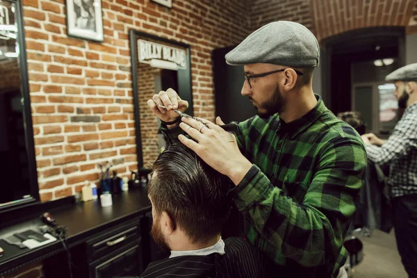 Corte Cabelo Barbearia Perto Cabeleireiro Corta Jovem Barbudo Com Pente — Fotografia de Stock