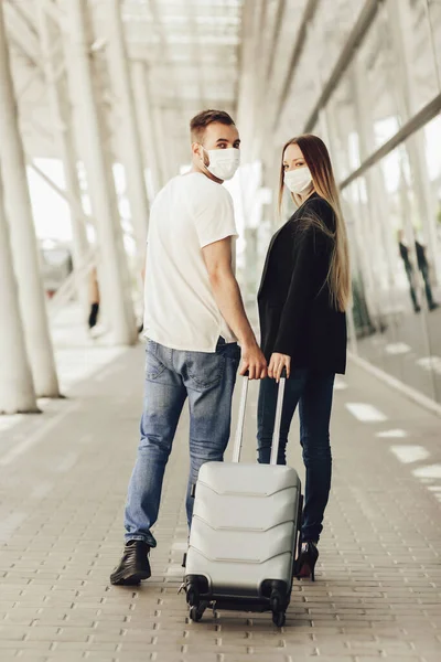 Pemandangan Kembali Pasangan Muda Bertopeng Pelindung Konsep Perjalanan Penerbangan Pesawat — Stok Foto