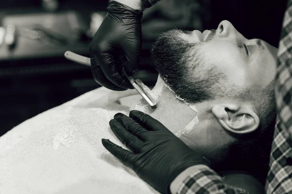 Barbeiro Rapar Homem Barbudo Numa Barbearia Fechar Mãos Cabeleireiro Com — Fotografia de Stock