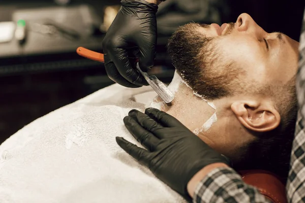 Barbeiro Rapar Homem Barbudo Numa Barbearia Fechar Mãos Cabeleireiro Com — Fotografia de Stock