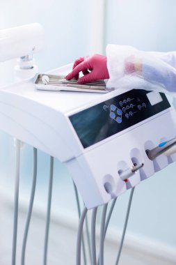 Ofisteki dişçilerin kullandığı diş aleti. Kapalı el, dişçi kliniğinde dişçi aletleri alır. Diş hekimi konsepti, diş sağlığı