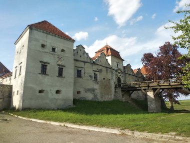 Ünlü Ukrayna mimari simgesi. Ortaçağ şatosu Svirzh, Lviv bölgesi, Ukrayna
