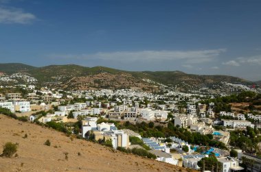 Bodrum 'un panoramik manzarası, geleneksel Beyaz Saray marinası. Geleneksel Bodrum Ege mimari tarzının manzarası. Türkiye 'de Tatil