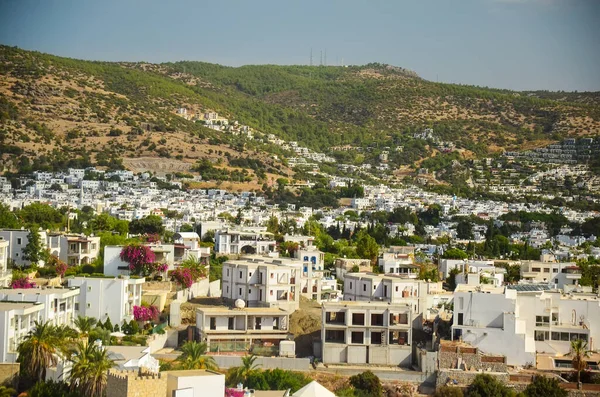 Bodrum 'un panoramik manzarası, geleneksel Beyaz Saray marinası. Geleneksel Bodrum Ege mimari tarzının manzarası. Türkiye 'de Tatil