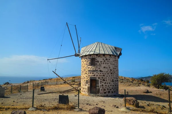 Bardakci Koyu 'nun tarihi yel değirmeni. Gumbet ve Bodrum körfezi arasındaki tepenin üzerindeki beyaz yel değirmeni kalıntıları. Bodrum, Türkiye