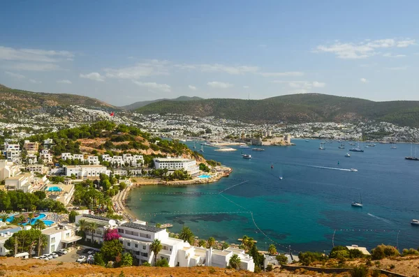 Türkiye 'nin Bodrum kentinde Ege Denizi' nin panoramik manzarası, geleneksel beyaz evler marina ve Bodrum Şatosu. Geleneksel Ege tarzı mimari. Bodrum hangarı. Savaştan görünüm