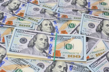 100 dolar arka planda yığılı. Para konsepti ve finans. İş geçmişi