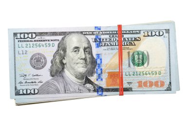 Beyaz arka planda bir yığın yüz dolar. 100 dolar. Üst Manzara. İzole yığın 