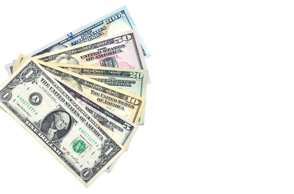 Amerikan parası yayıldı. 100, 50, 20, 10, 5 ve 1 dolarlık banknotlar beyaza izole edilmiş. Finans ve iş konsepti. Metin için boş alan