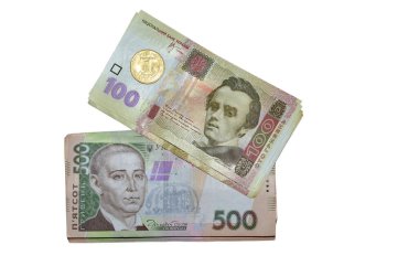 Modern Ukrayna parası - Hryvnia. Yığınla 500, 100 banknot ve bir adet sikke (kopijka) düzlük, üst görünüm. Metnin için boş alanı olan beyaz arkaplanda izole edilmiş. Para ve finansal konsept