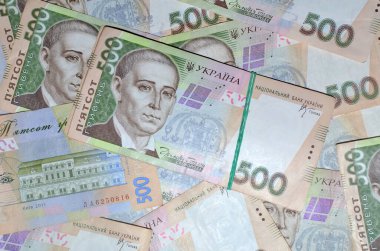 Ukrayna parası (UAH). 500 Hryvnia 'lık arka planda 500 Hryvnia yığını. İş ve finans kavramı