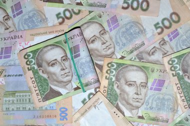 Ukrayna parası (UAH). 500 Hryvnia 'lık arka planda 500 Hryvnia yığını. İş ve finans kavramı