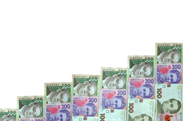 Beyaz arka planda 100, 200, 500 Hryvnia (UAH) banknotlarından (banknotlar) yapılmış para merdivenleri. İş büyümesi kavramsal arka plan
