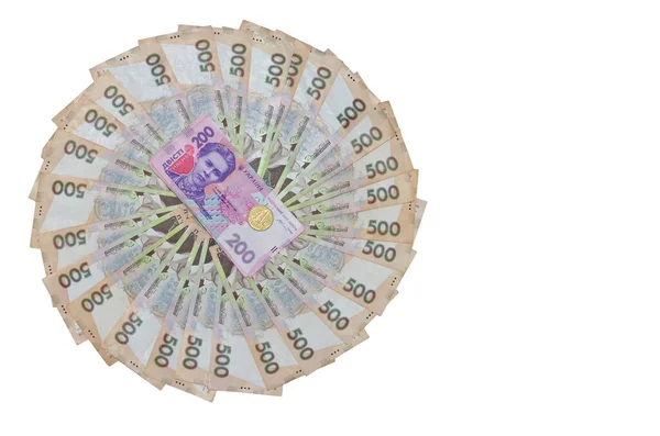 Ukrayna parası çemberi - 500 banknot Hryvnia ve iki deste 200 banknot (fatura) ve beyaz arka planda izole edilmiş para. Para konsepti. Düz yatış, üst görünüm