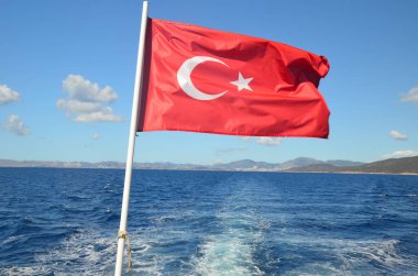 Ege Denizi 'ndeki feribotta hindi bayrağı dalgalanıyor. Doğa geçmişi. Seyahat konsepti. Feribot görüntüsü